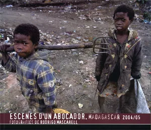 Portada del Libro Escenes D Un Abocador: Madagascar 2004/2005 de Rodrigo Mascarell - 9788437063997